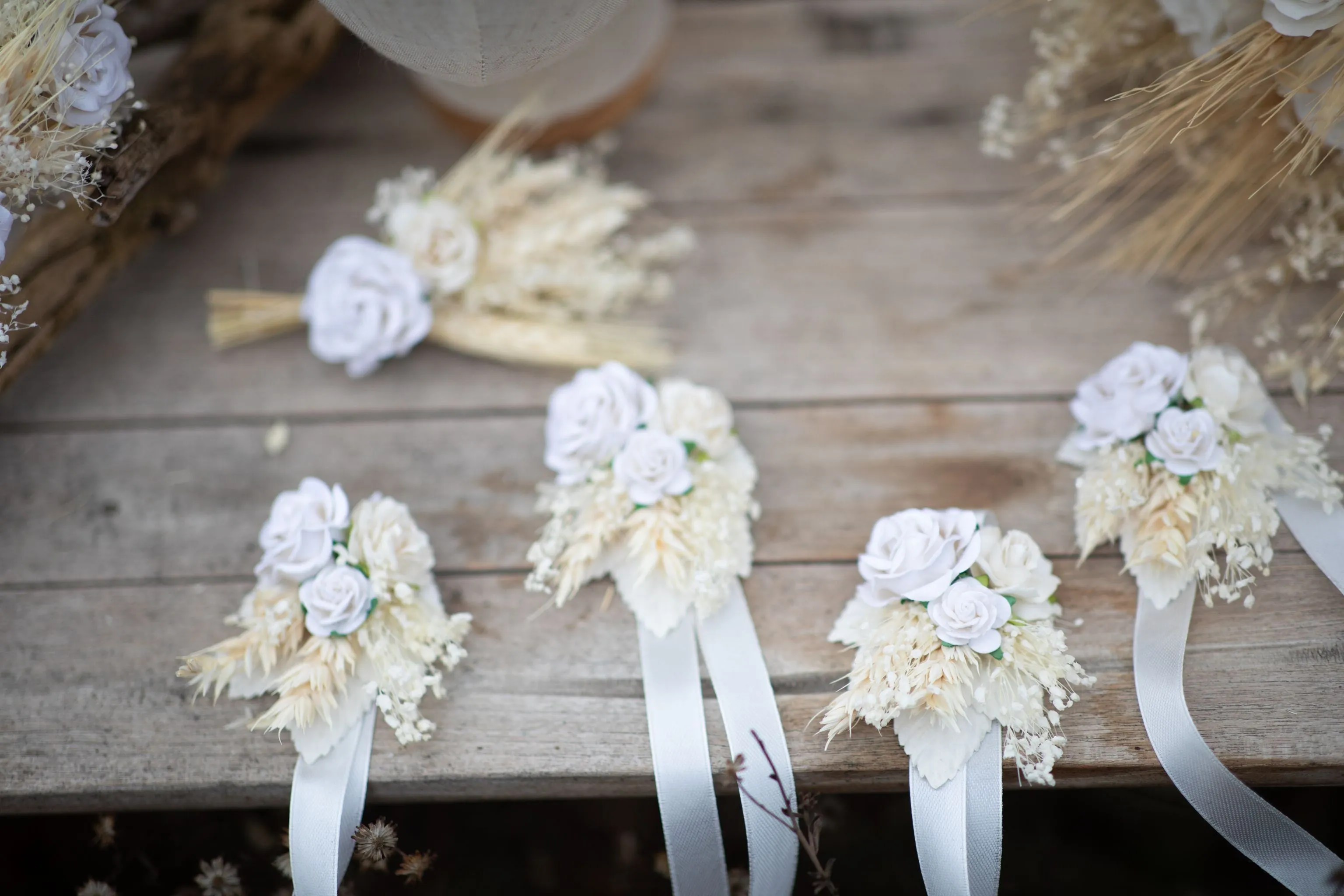 Flower boutonniere for groom Ear of wheat and white roses Groom's corsage rustic wedding Flower pin Beige and white buttonhole Magaela